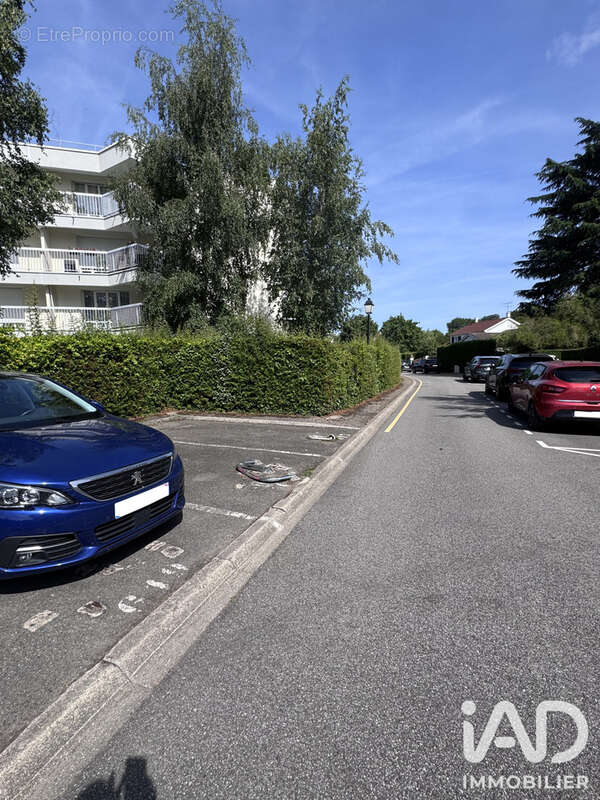 Photo 2 - Parking à LE MESNIL-SAINT-DENIS