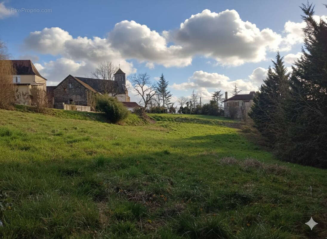 Terrain à SERRES-SAINTE-MARIE