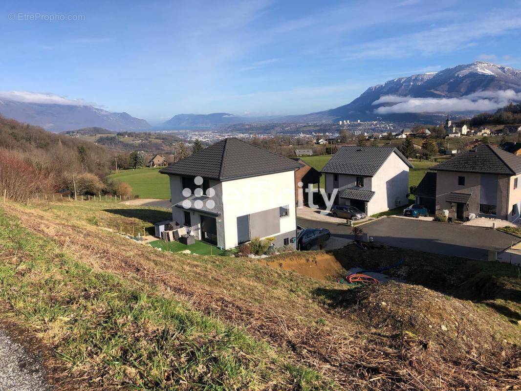 Terrain à SAINT-CASSIN