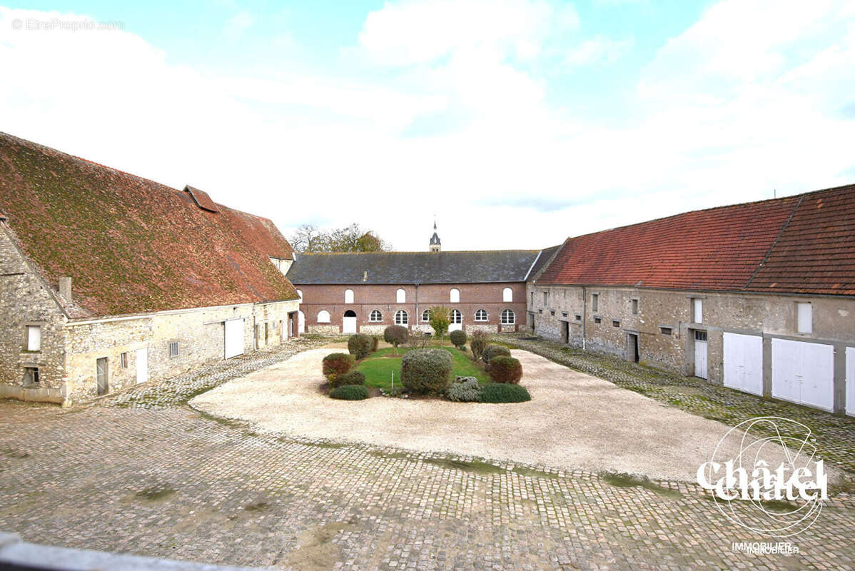 Proche Nanteuil le Haudouin - Grange à aménager - photo 3