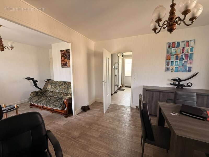EN EXCLUSIVITE ! Pavillon de 95m² surélevé sur sous sol, rénové, sur terrain de 562m² 117 500 € - photo 4