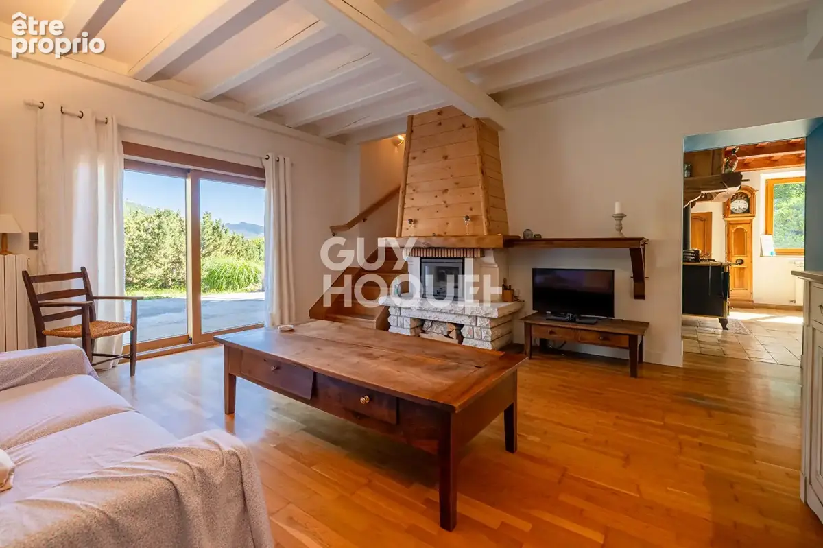 Maison de caractère de 228,4 m² - DPE E - Six chambres, dépendances et vue sur les montagnes - photo 3