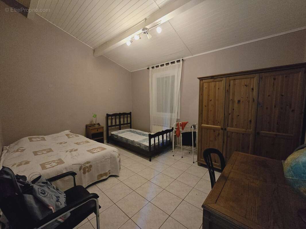 Maison familiale spacieuse avec 4 chambres, un grand sous-sol et une piscine - photo 11