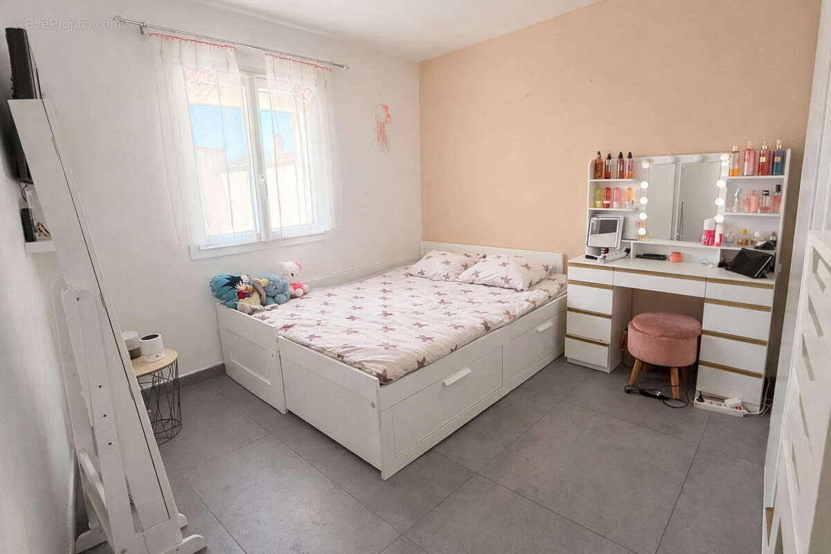 Maison à SAINT-MITRE-LES-REMPARTS