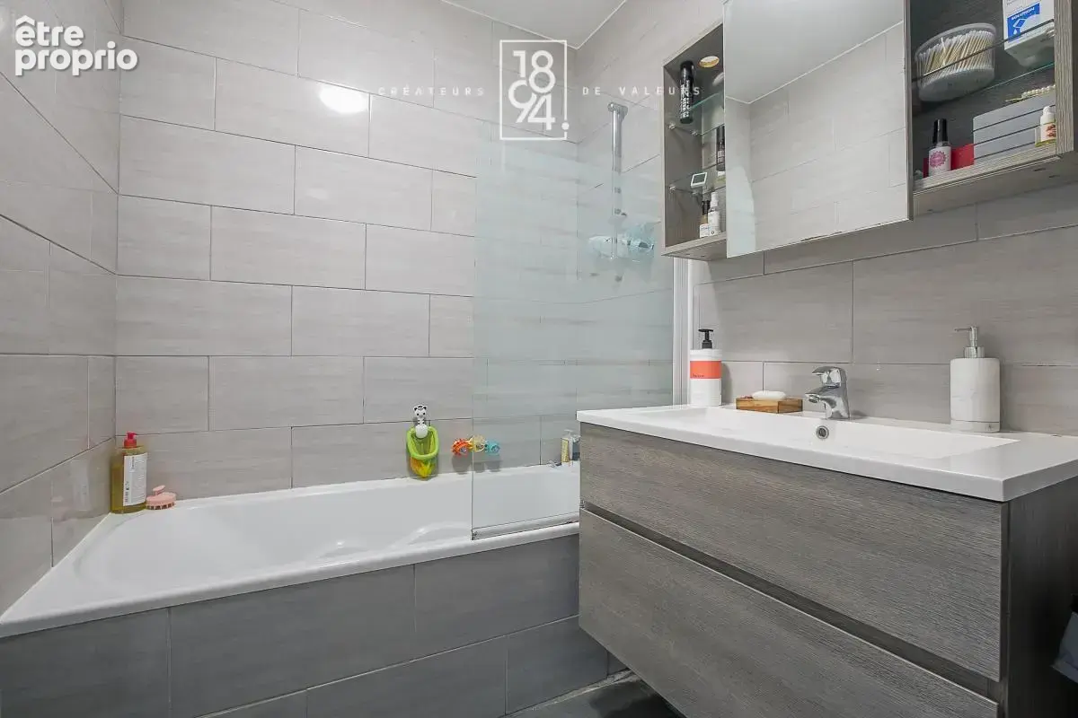 Traversant de type 4 en etage avec parking ,balcon et cave - photo 15