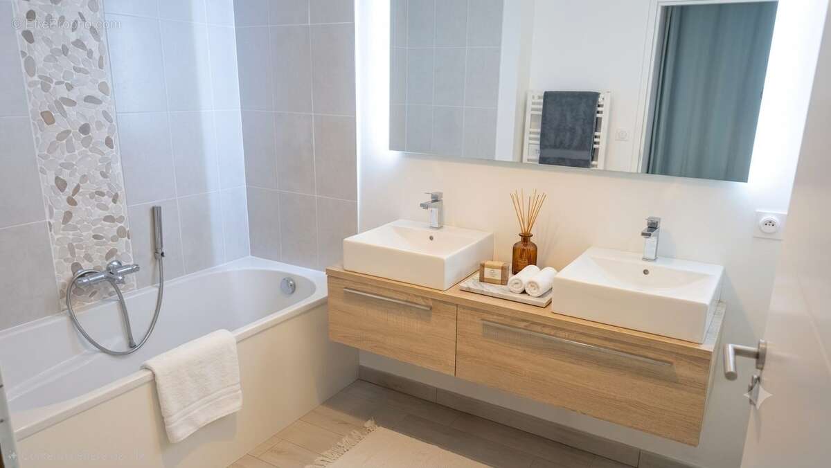 Maison 121 m² à Saint-Etienne-De-Montluc  - photo 4
