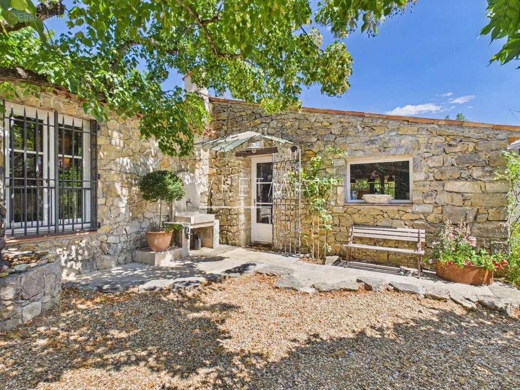 Ancienne maison en pierre rénovée - Tourrettes - photo 3