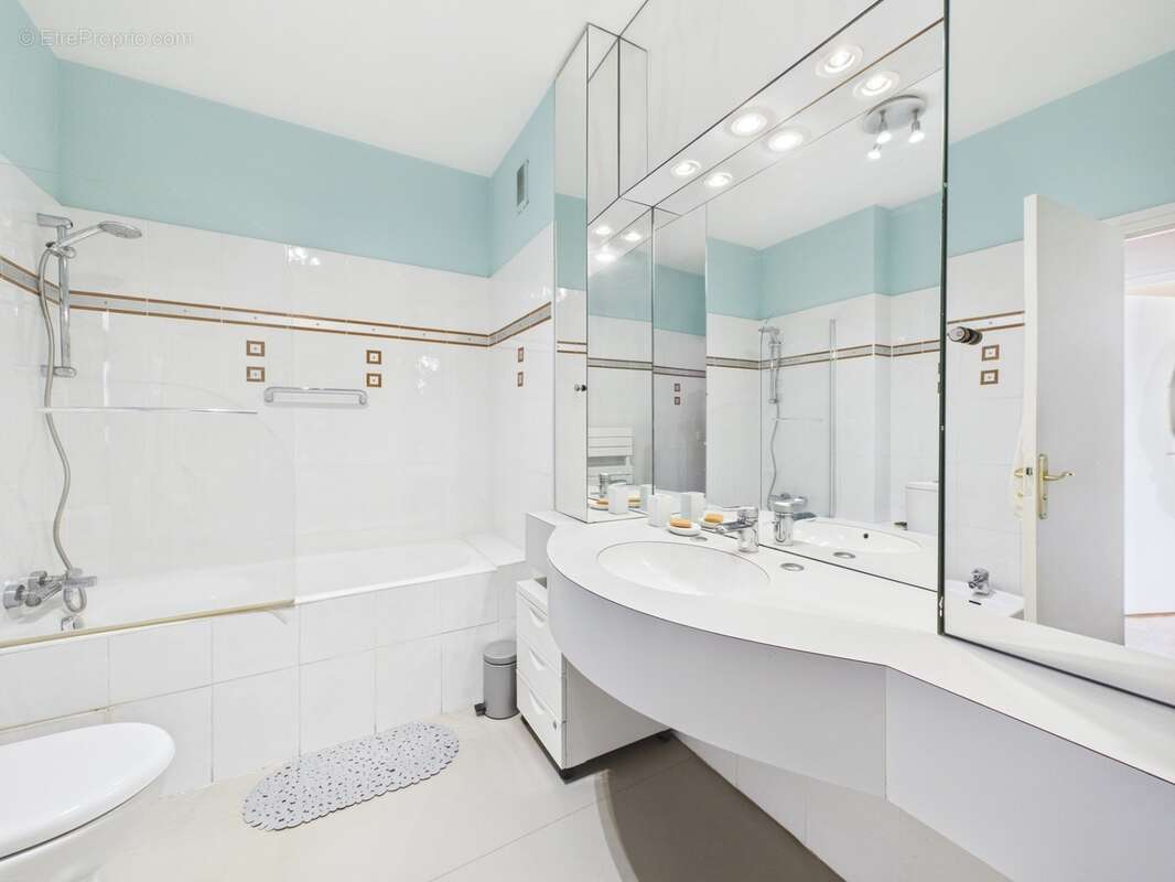 À vendre Appartement T5 de 150 m² au dernier étage avec terrasse à Saint-Giniez MARSEILLE 8E ARRONDISSEMENT - photo 11