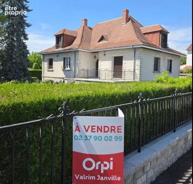 Charmante maison de 120 m², idéalement située en centre-ville de Toury, proche d'une école et des transports en commun . Constru - photo 5