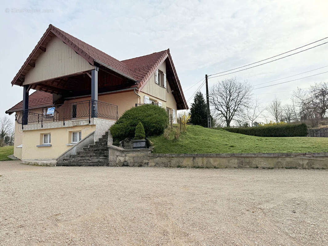 Maison  5 pièce(s)  127 m2 sur un terrains de  27 ares - photo 2