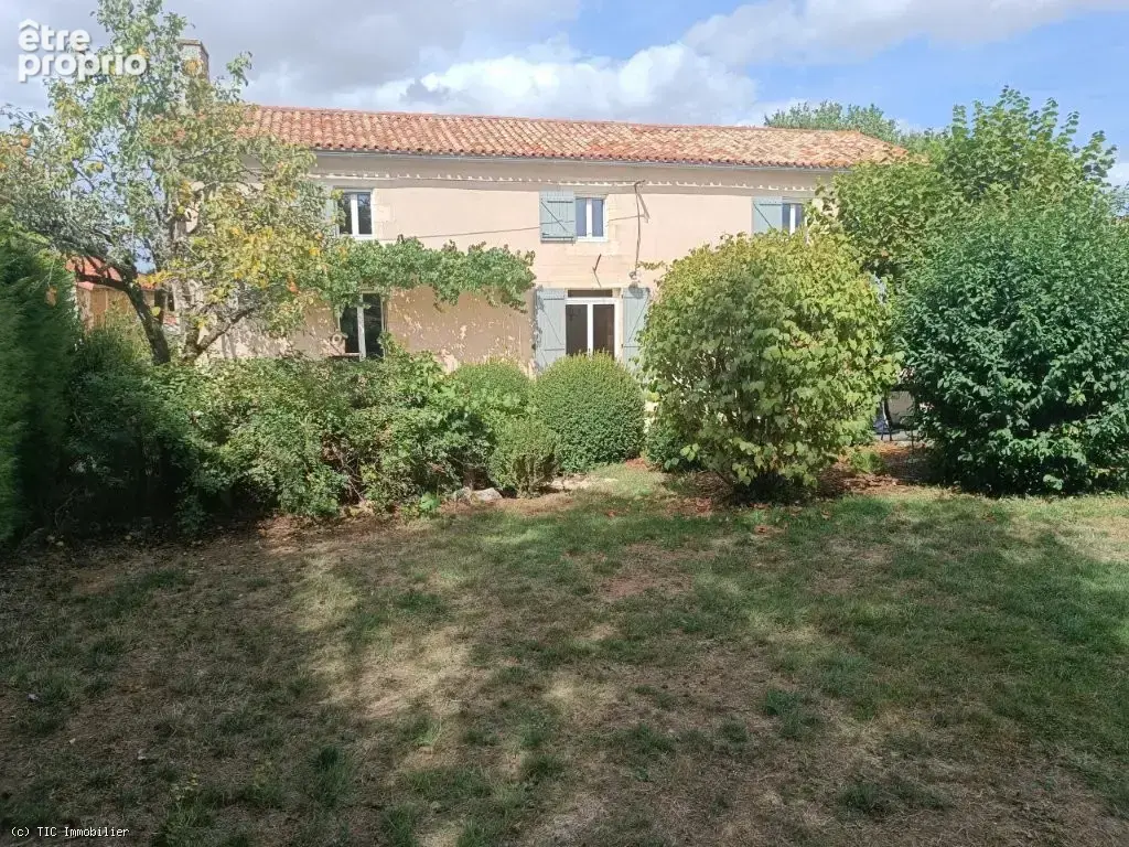 Très Belle Maison Ancienne de 3 Chambres avec Piscine et Terrain de Plus d'Un Hectare - photo 2