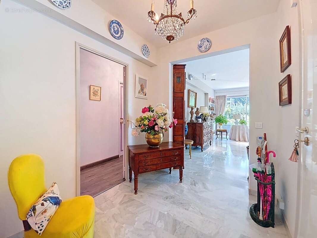 PROCHE CANNET MAIRIE : Superbe 4 pièces en rez-de-jardin avec 122 m² d’extérieur - photo 4