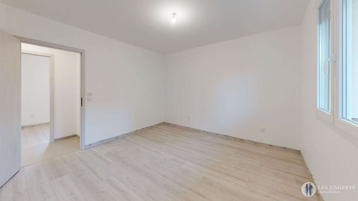 T4 récent rez-de-jardin de 100m2 - photo 9