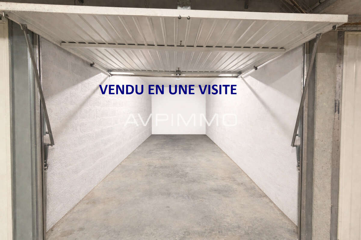 Parking à SAINT-CYR-SUR-MER