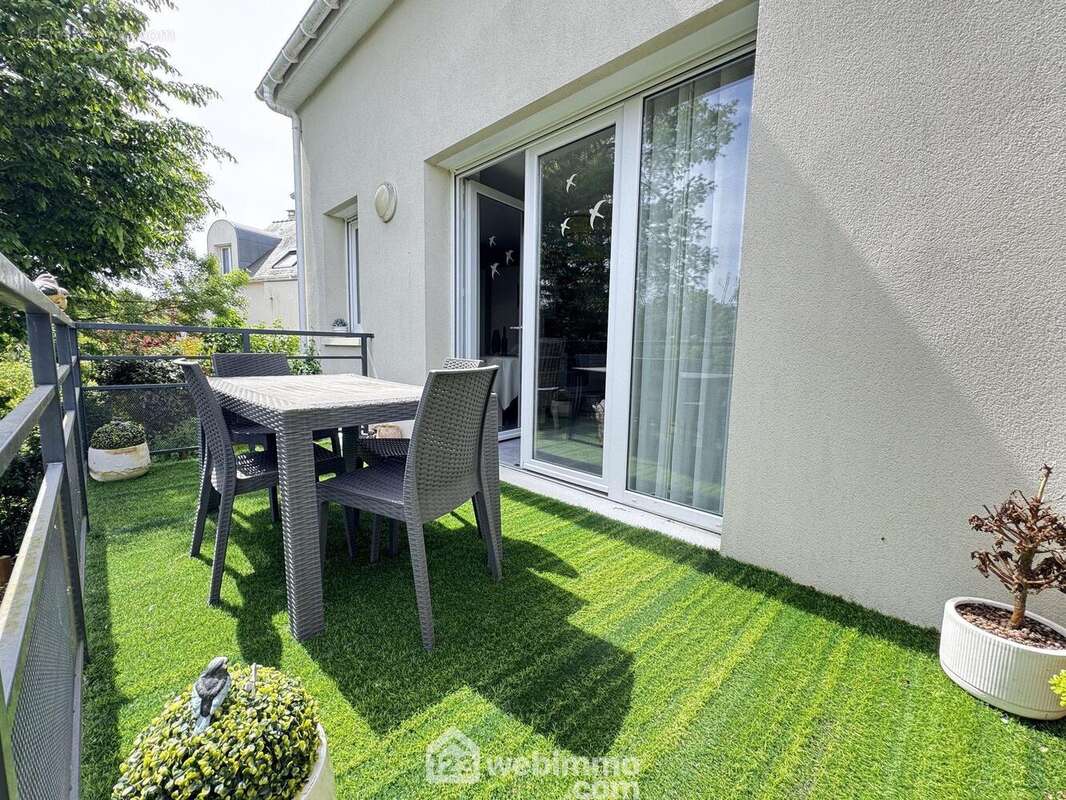 ...la terrasse exposée est. - Maison à LES PONTS-DE-CE