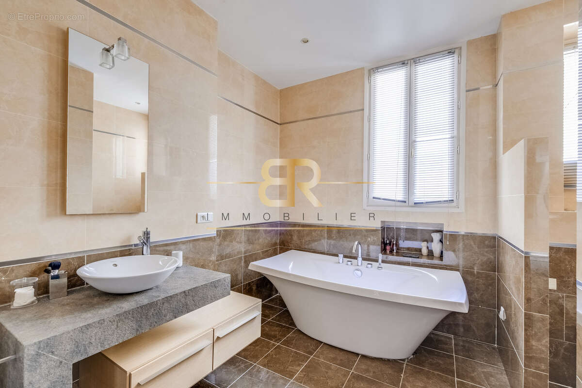 Appartement à PARIS-17E