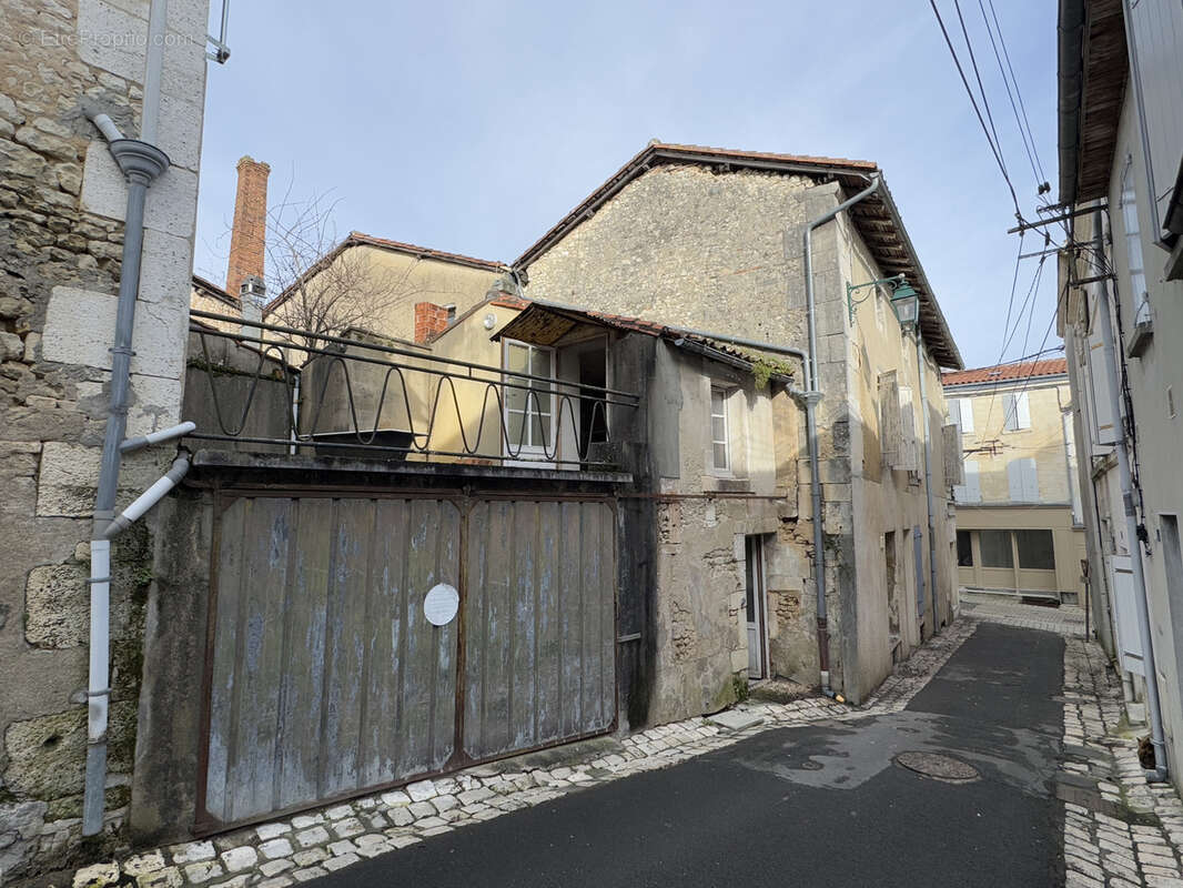 Appartement à BARBEZIEUX-SAINT-HILAIRE