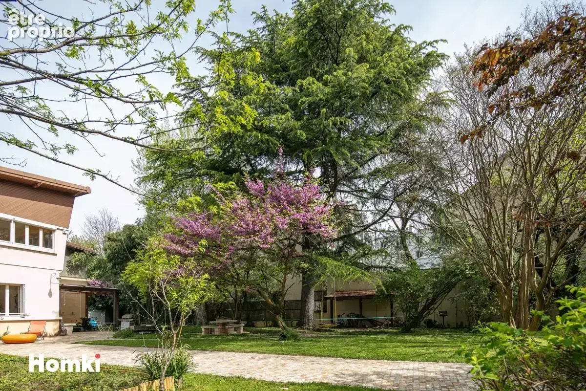 Maison de 226 m² au cœur d’un jardin arboré de 1 500 m² – Fraîcheur, calme et verdure - photo 13