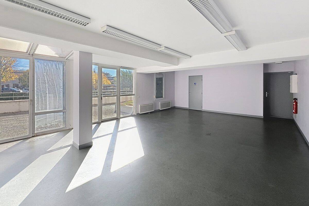 Commerce à CONDRIEU