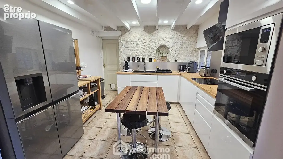 Une cuisine toute neuve de 11 m² avec son arrière cuisine.