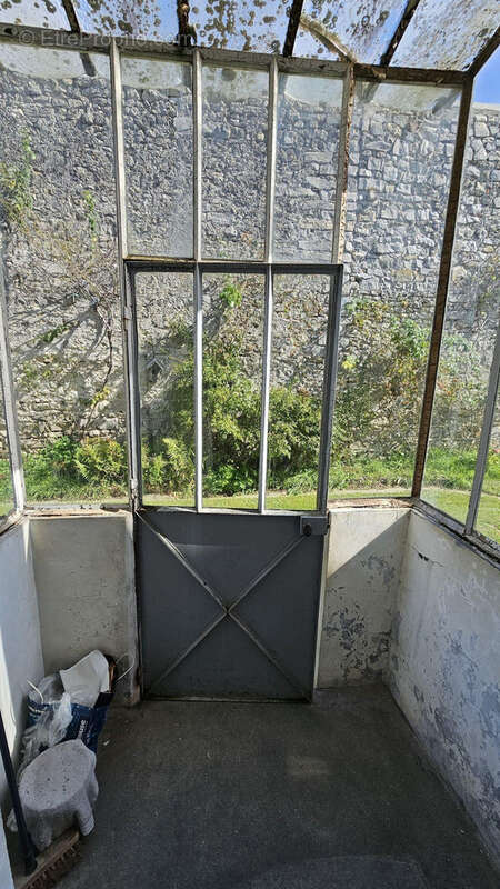 Un SAS d&#039;entrée de 3 m². - Maison à MILLY-LA-FORET