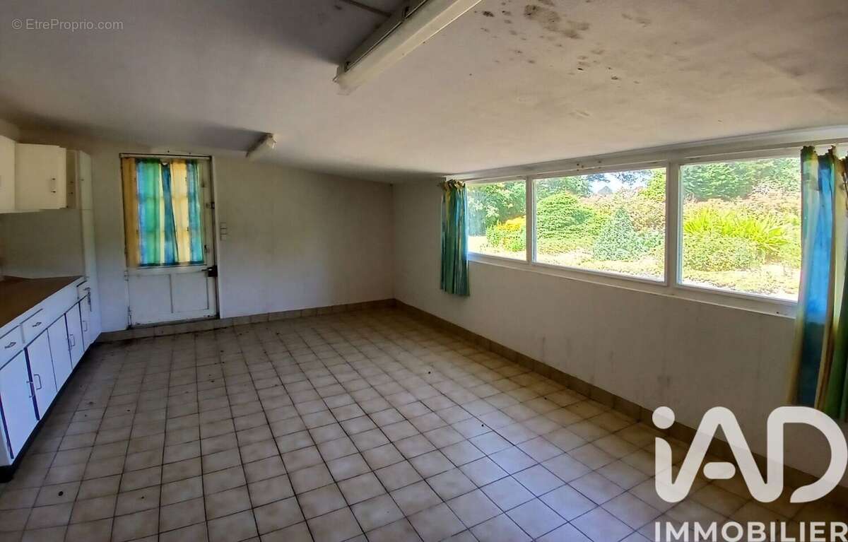 Maison 223 m² à Carbay  - photo 4