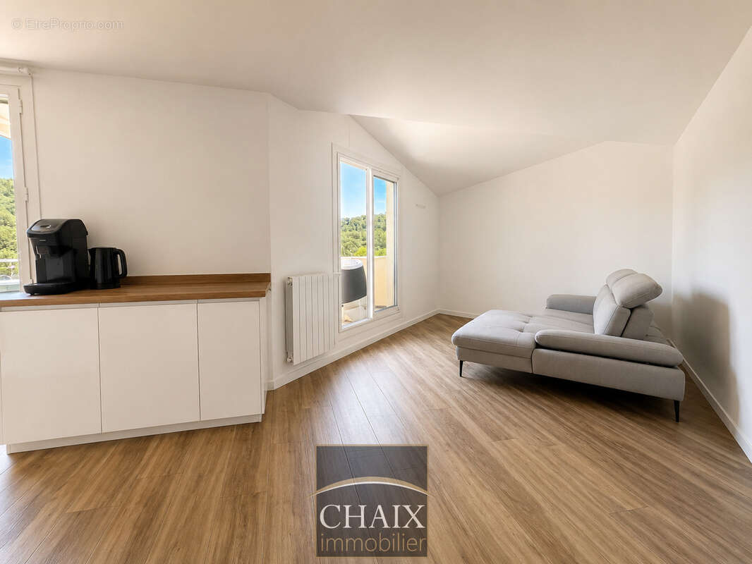 Aubagne   Résidence Les Arpèges : un superbe appartement T4 entièrement rénové, lumineux et prêt à vivre ! - photo 3