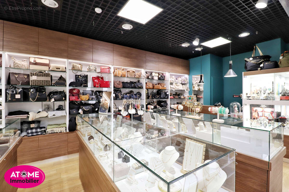 Commerce à SAINTE-MARIE-AUX-CHENES