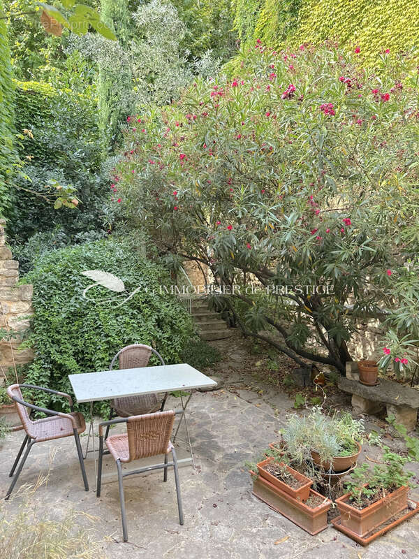 Une maison de village avec jardin, cour et dépendances - photo 21