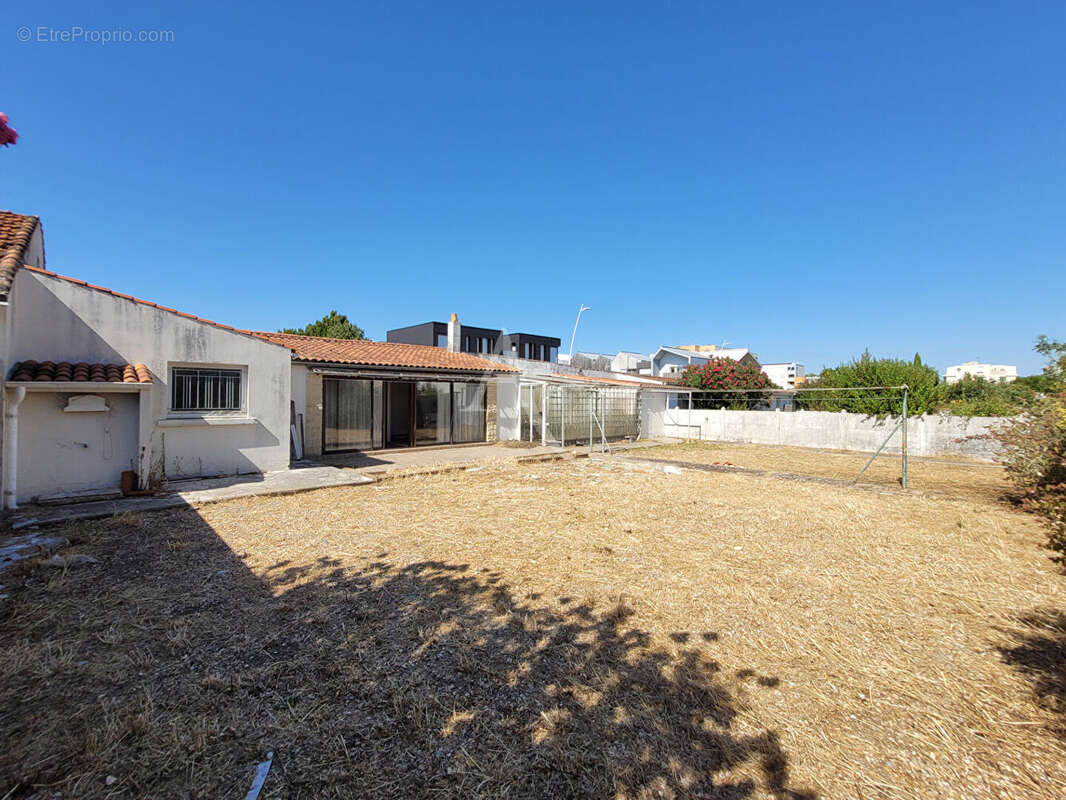 LA ROCHELLE - Quartier Saint-Eloi, Terrain avec dépendances et garage - photo 2