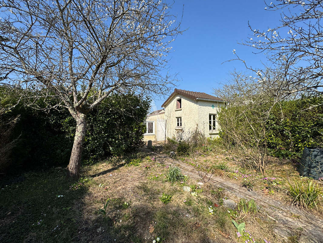 Maison à LE MESNIL-SAINT-DENIS