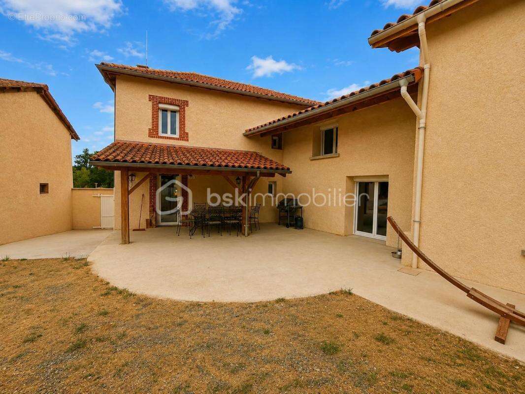 Propriété familiale où espace, confort et sérénité se rencontrent - photo 3