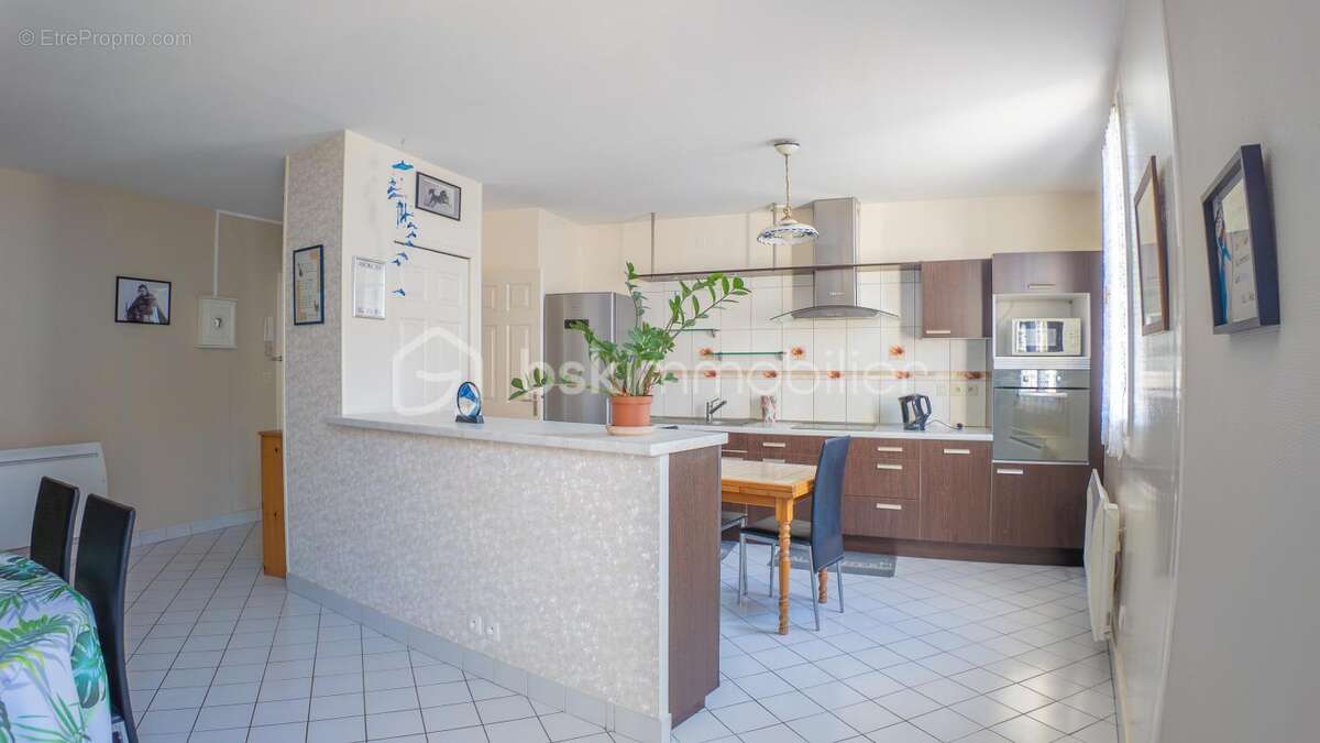 Magnifique appartement 3 pièces, spacieux (88 m²), entièrement rénové dans une résidence sécurisée (avec ascenseur, cour collect - photo 9