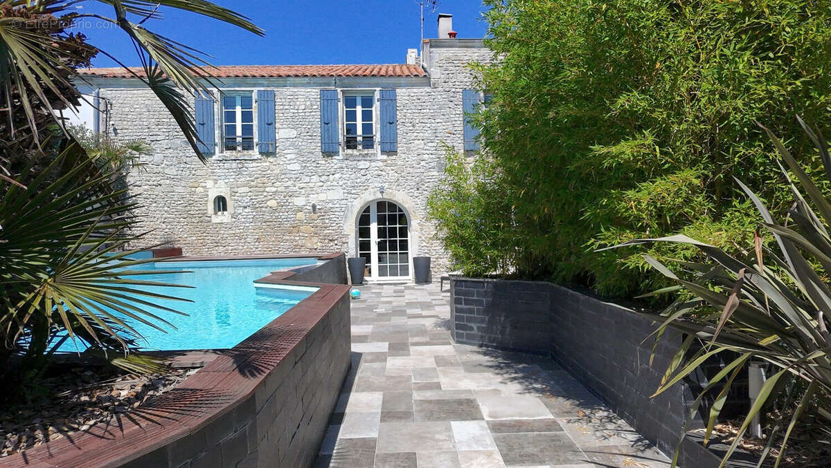 Maison 304 m² à Dompierre-Sur-Mer  - photo 3