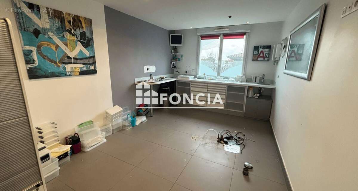 Commerce à LA SALVETAT-SAINT-GILLES