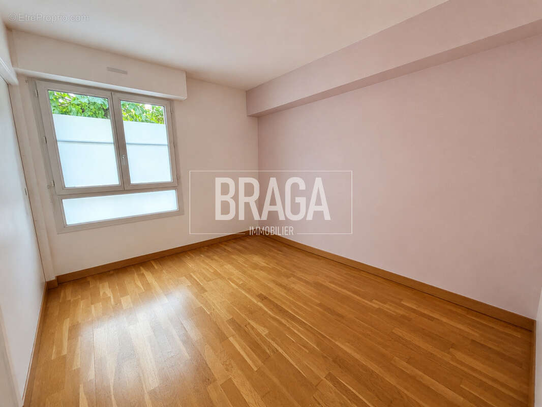 A vendre chez Braga : Appartement de 80 m2 en résidence sécurisée avec terrasses ou local profession libérale - photo 4