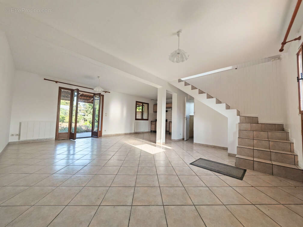 Ensemble immobilier composé de 2 logements (135 et 57 m² )  6 ch. terrain de 4480m² clos - photo 6