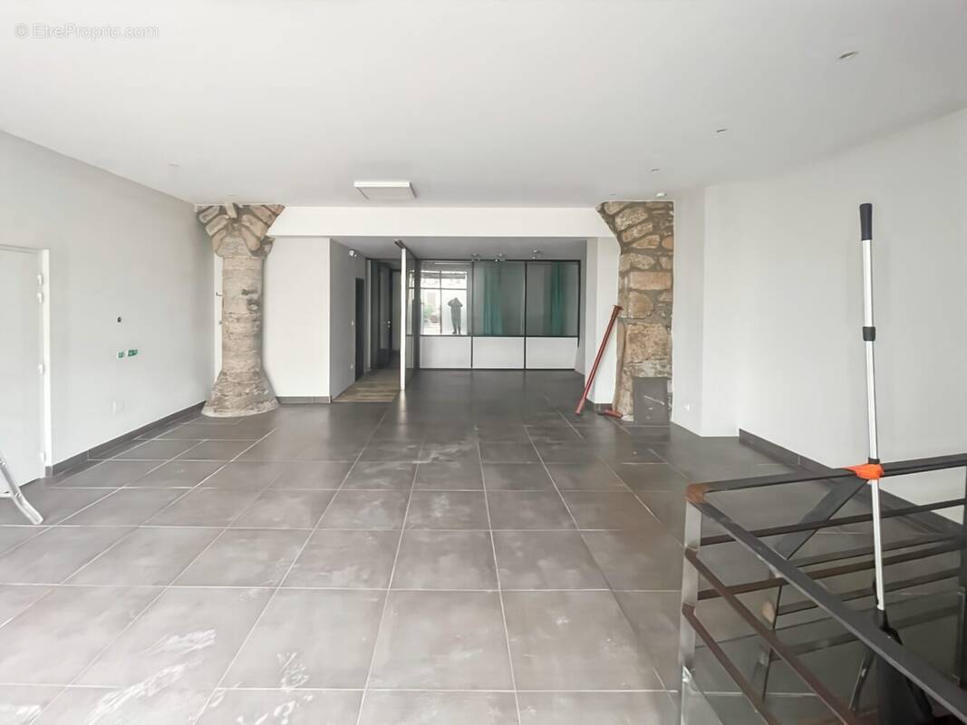 Commerce à GREZIEU-LA-VARENNE