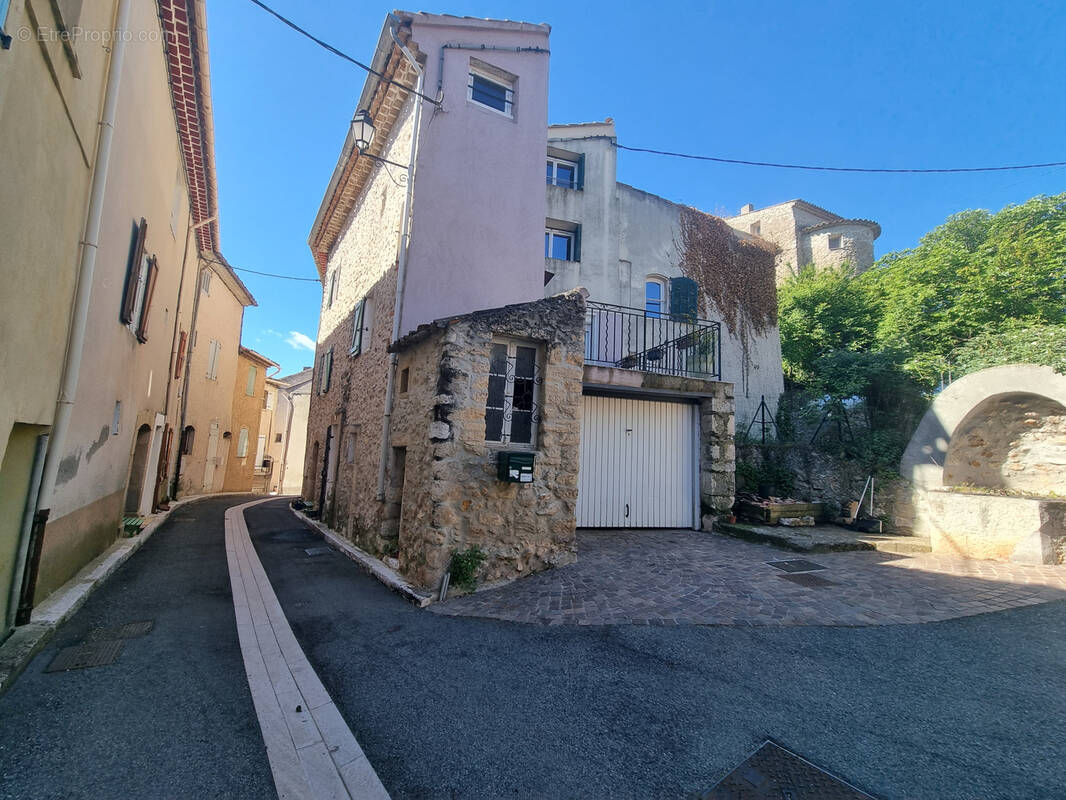 Maison à MONTMEYAN