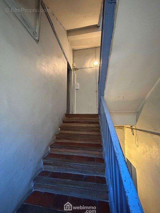 Parties communes : Escalier d'accès à l'appartement au 1er Etage - Appartement à SETE