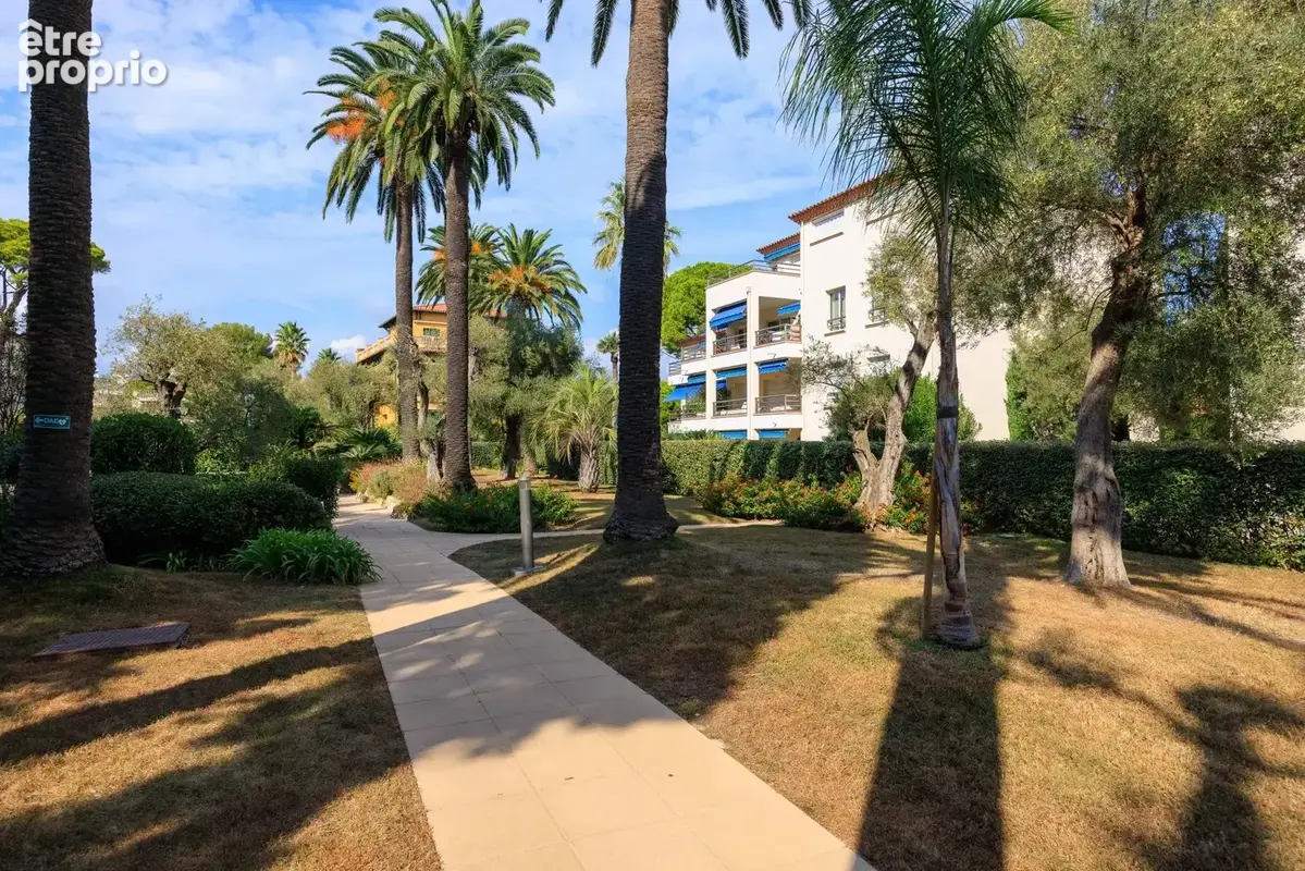 Exclusivité - Début Cap d'Antibes - Beau 3 pièces avec grande terrasse et vue panoramique mer - Piscine - Parc - Garage - Cave - photo 16