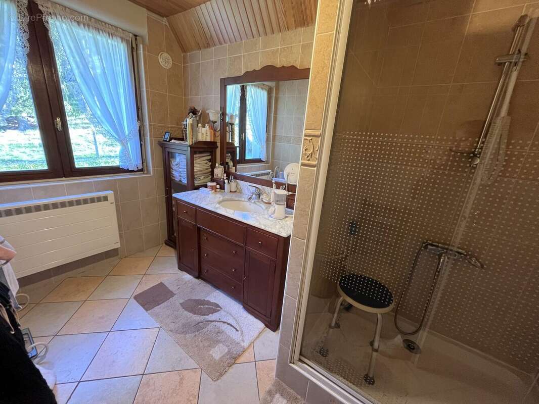 Salle d&#039;eau - Maison à YDES