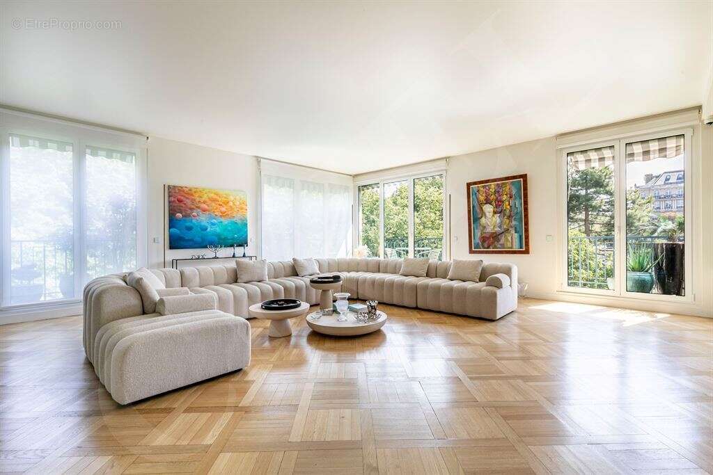 Appartement à PARIS-16E