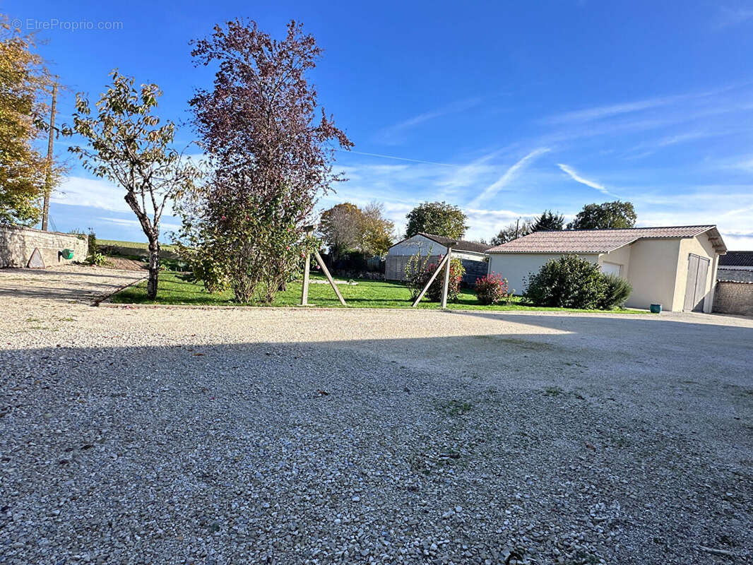 Maison à GENAC