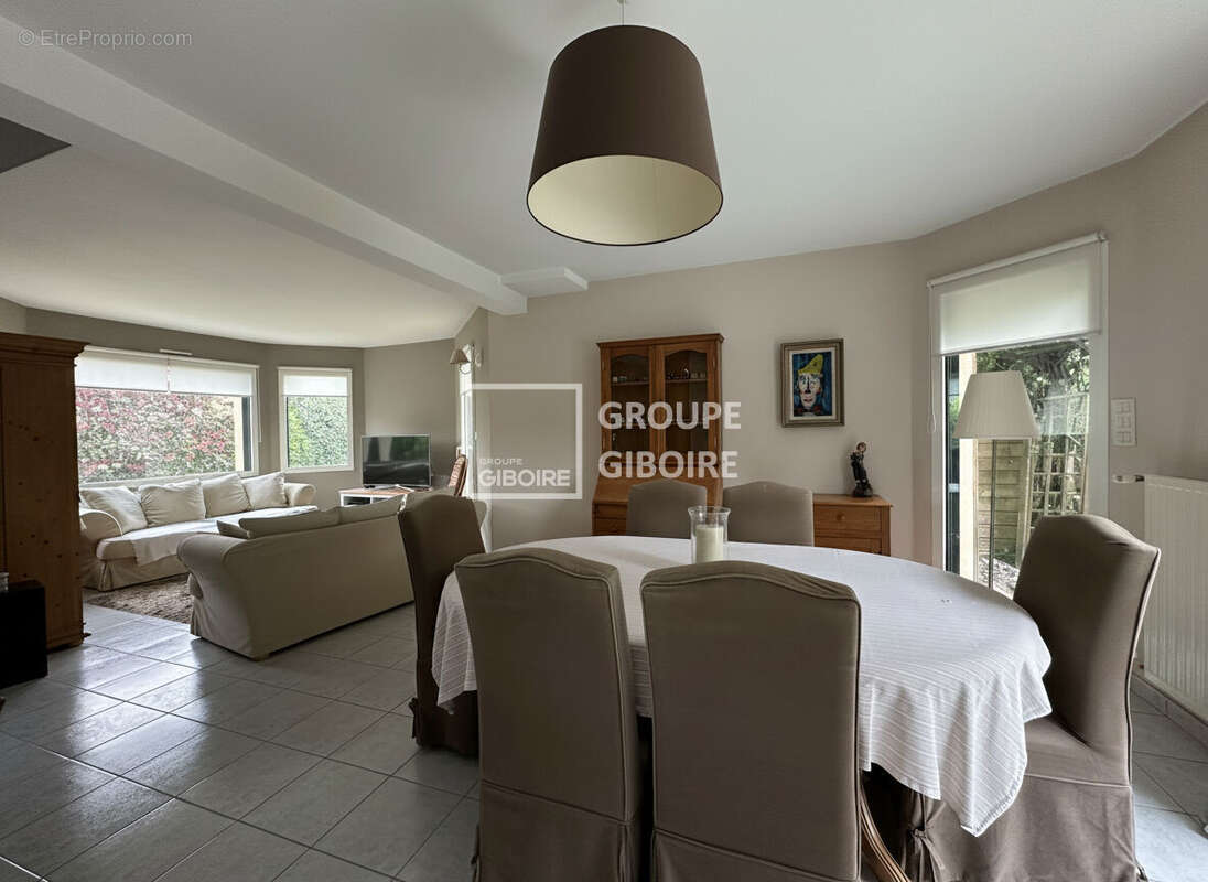 A vendre - Agence Giboire - Maison familiale d'environ 120 m2 - Golf de Cicé Blossac: quartier prisé pour son environnement priv - photo 4