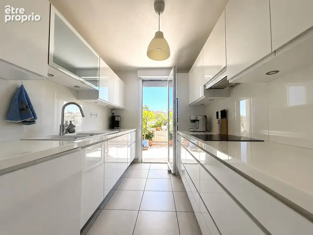 'Au sein d'une résidence sécurisée et parfaitement entretenue, venez découvrir ce magnifique appartement T4 au - photo 5