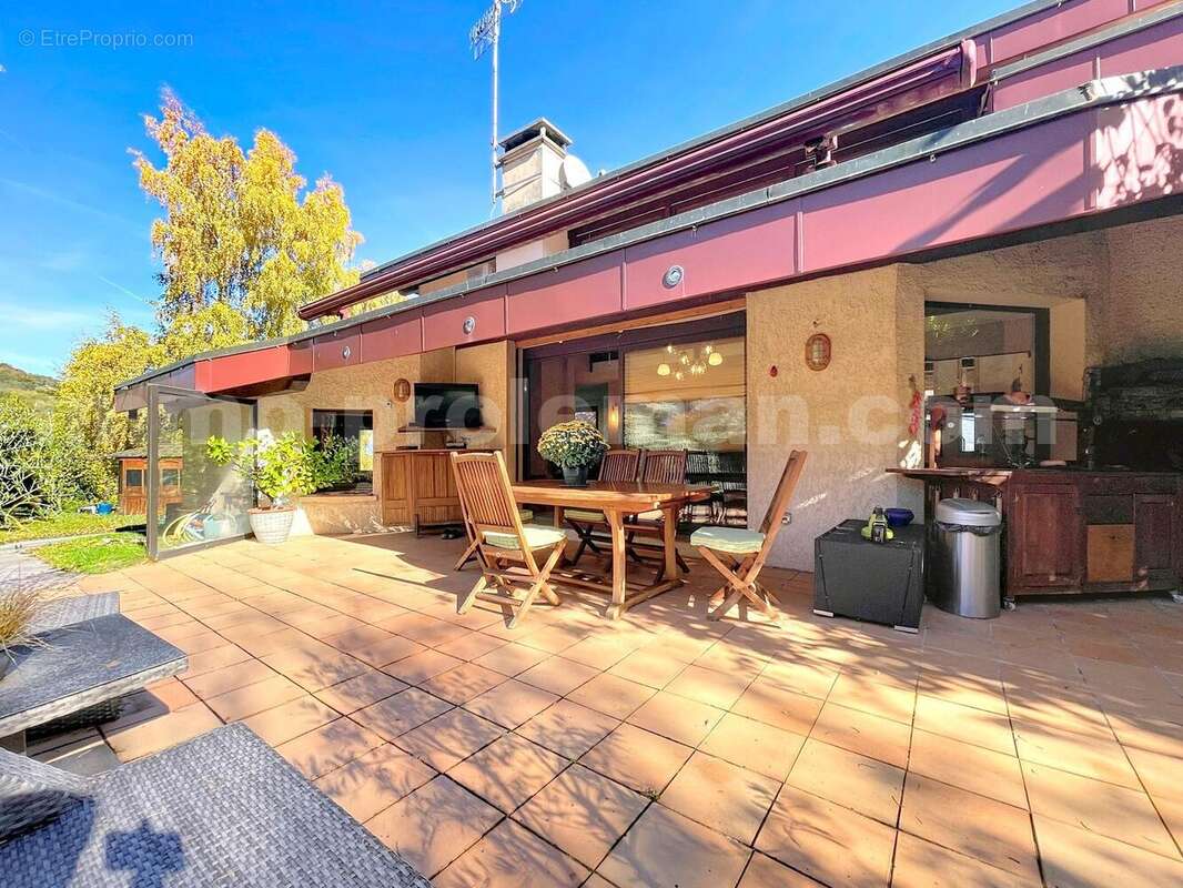 MAISON_calme_jardin_T3_Reignier_centre_lumineux_grande_luminosité_magnifique_très_belle_prestations__proche_frontière_suisse_genève_ceva_volumes_séjour_exterieur_salon_séjour_terrasse_ - Maison à REIGNIER