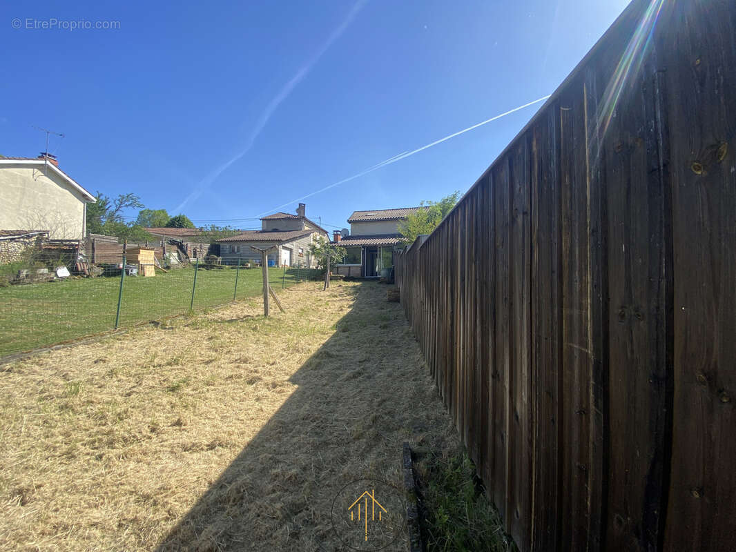 Maison de caractère à Chalais : volumes et charme du bois pour toute la famille - photo 18