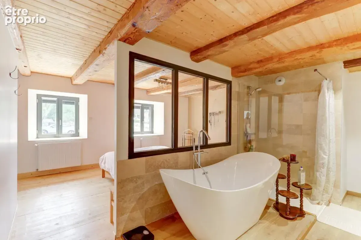 Propriété de caractère de 290 m² bâtis, Saint-Pierre-Roche — Maison rénovée 130 m² + grange de 160 m² à restaurer - photo 13