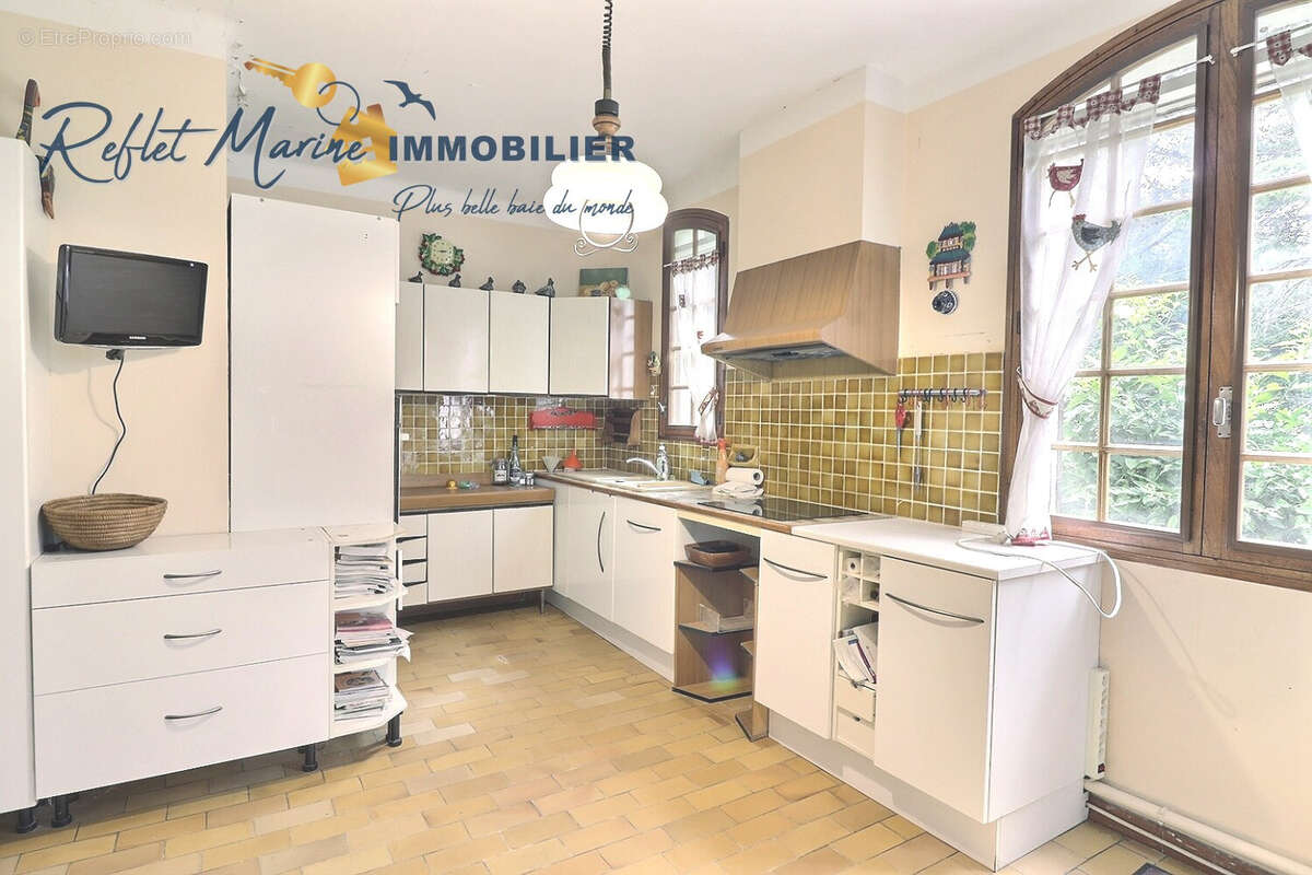 Maison à CEYRESTE